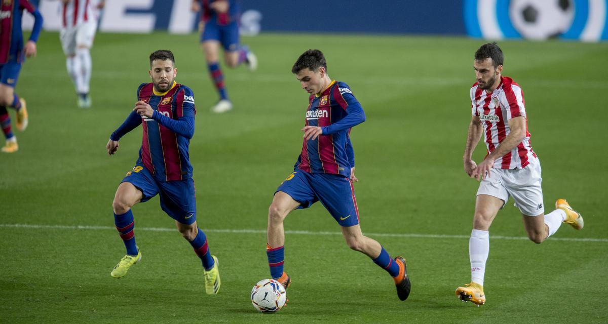 Pedri conduce el balón en el Barça-Athletic en el Camp Nou.