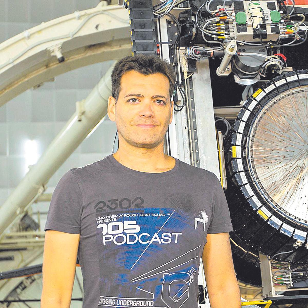 Ángel López-Sánchez posa junto a un telescopio anglo australiano localizado en Australia.