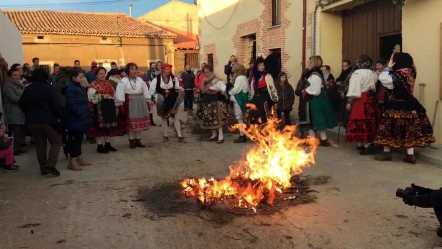 Las Águedas de Andavías realizan el salto del piorno