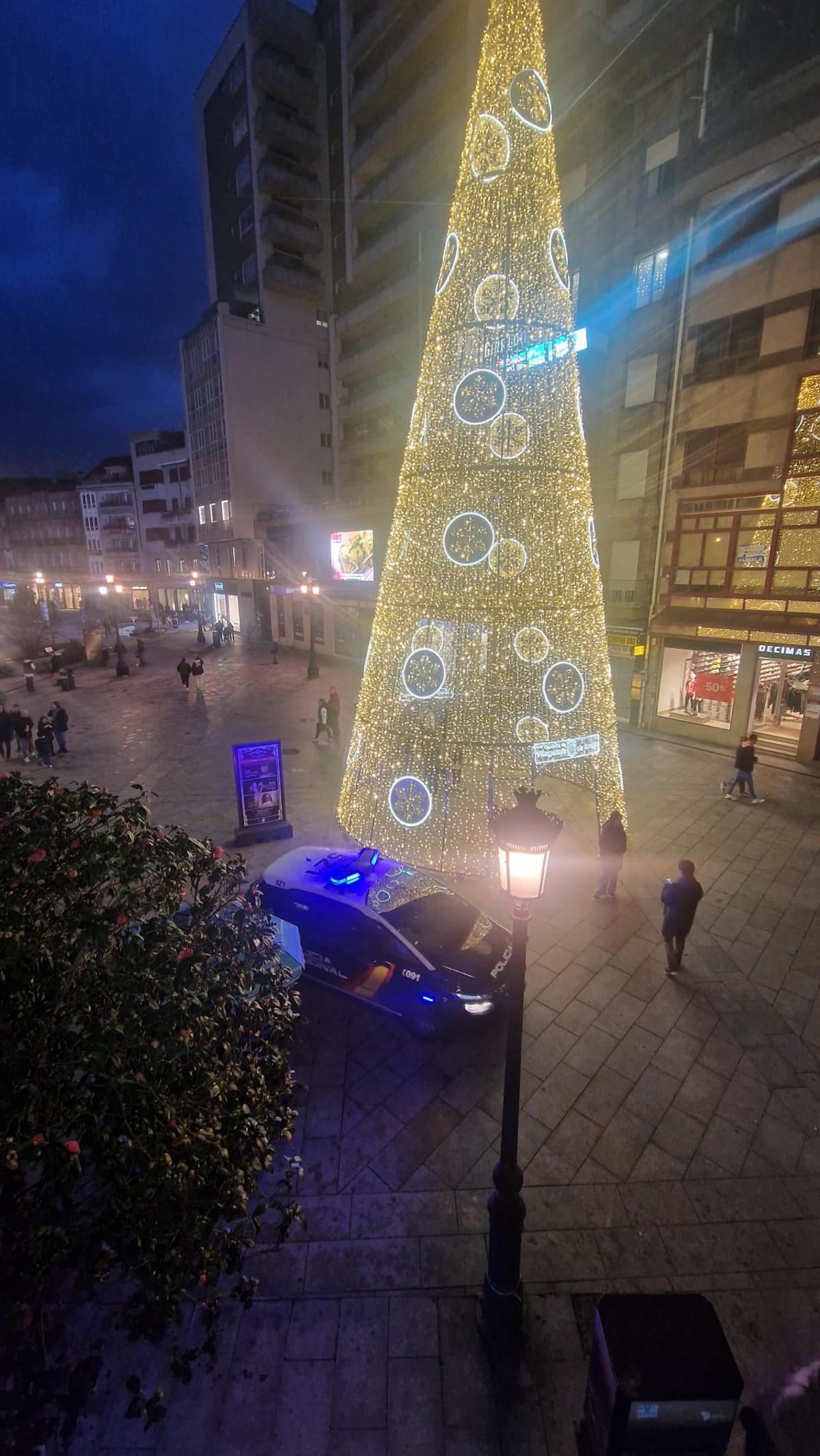 Una patrulla de la Policía Nacional en la plaza de Galicia, ayer.