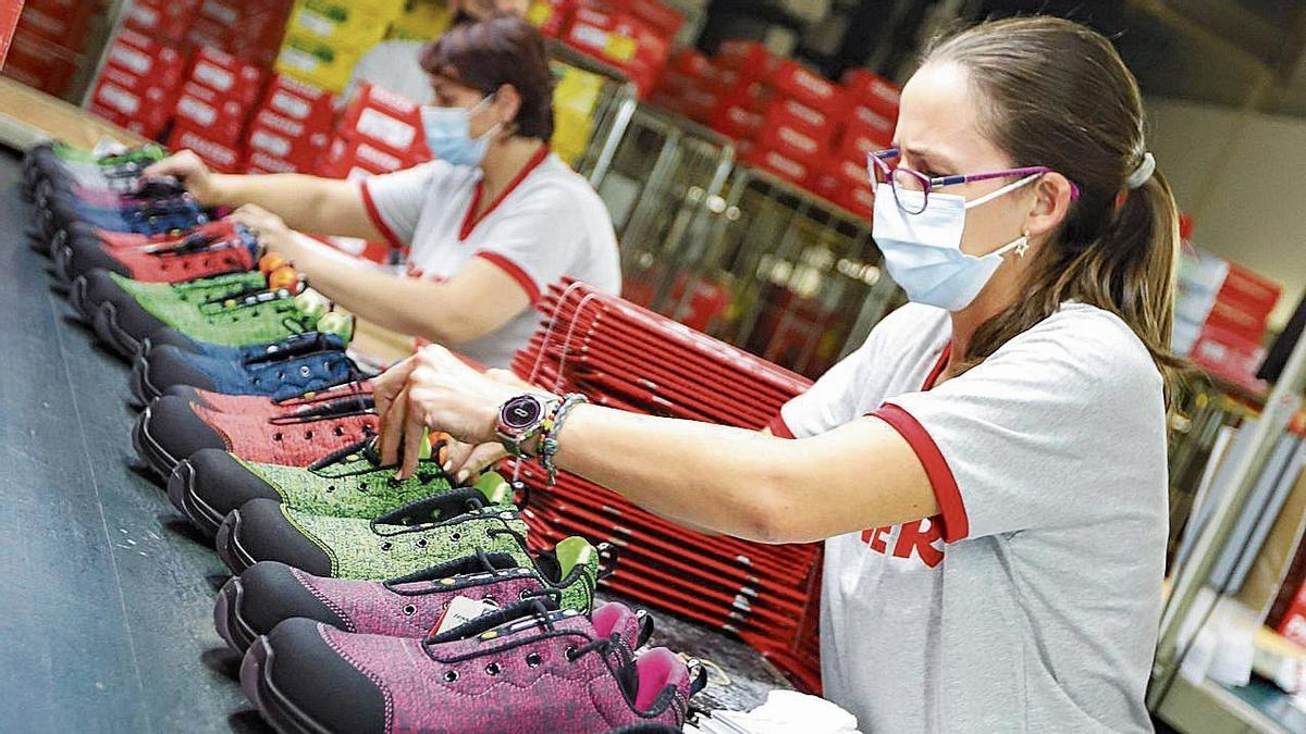 Empleadas de Panter clasificando las deportivas ecológicas