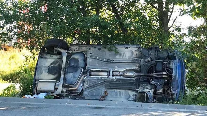 El vehicle accidentat a tocar de la sèquia a la zona de Sant Marc