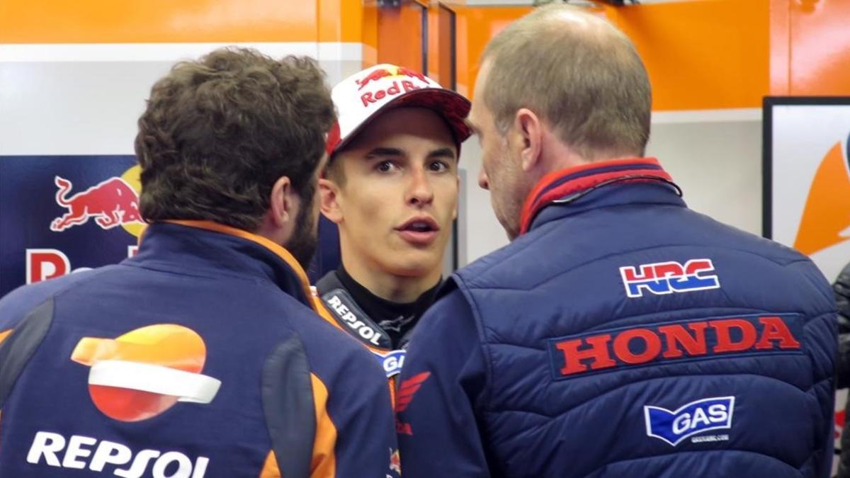 Marc Márquez habla, en el box de Mugello, con Santi Hernández, su técnico (a la izquierda), y Livio Suppo, uno de los jefes de la escudería