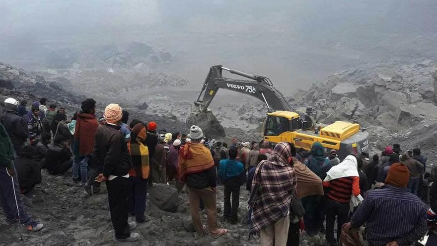 Las labores de rescate en el exterior de la mina.