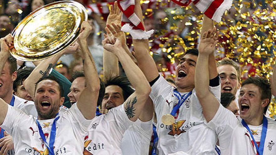 Los jugadores de Dinamarca celebran el título del Europeo.