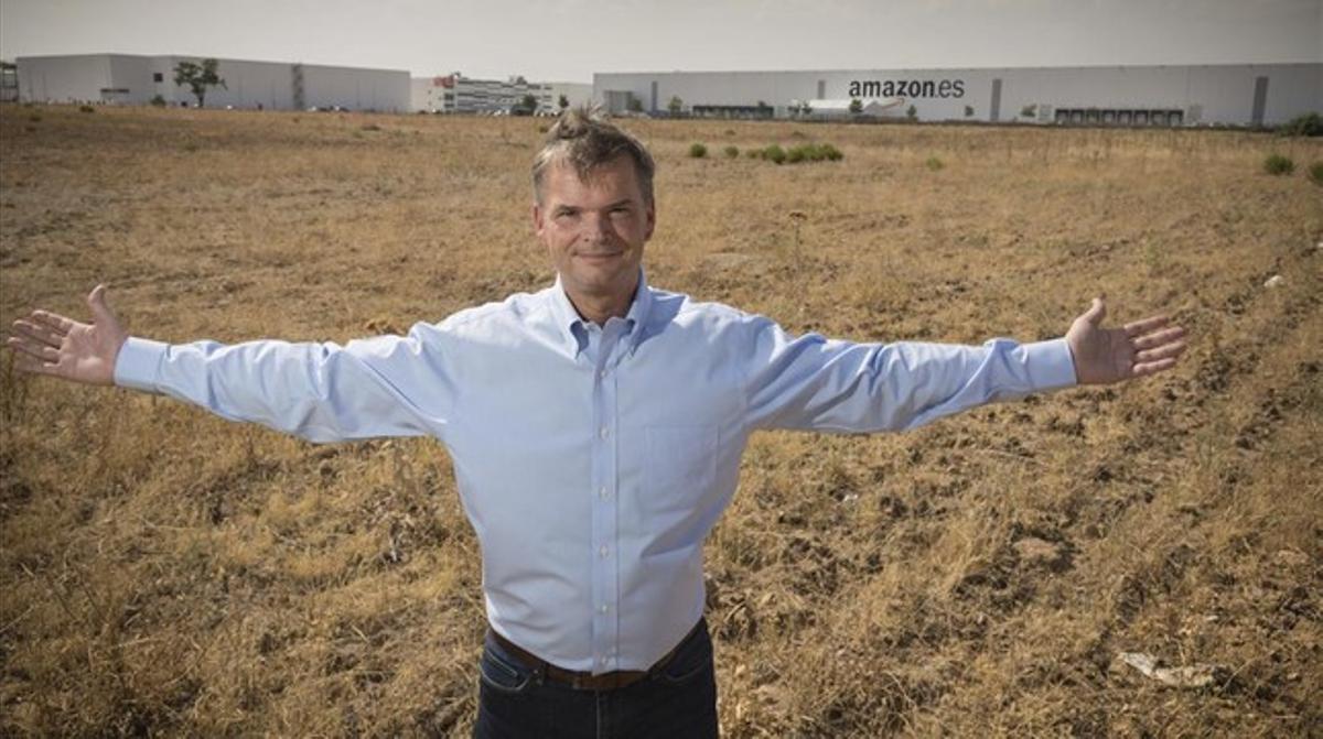 Fred Pattje, director general d’Operacions d’Amazon a Espanya, en el terreny on es construirà l’ampliació del centre logístic de San Fernando de Henares (Madrid). 