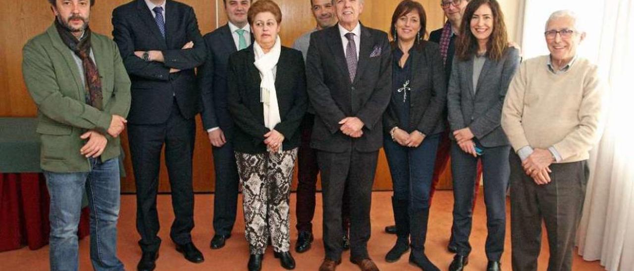 Integrantes de la nueva directiva de Ahosvi, con su presidente, Jaime Pereira, en el centro. // Marta G. Brea