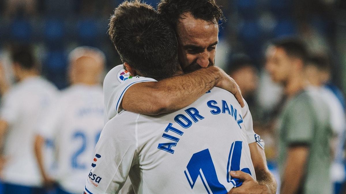 Carlos Ruiz se abraza a Aitor Sanz tras perder el encuentro contra el Girona en la pasada promoción de ascenso.