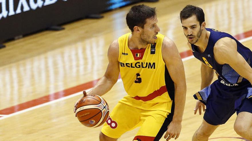 Van Rossom, contra España junto a su excompañero en el Valencia Basket Pau Ribas.