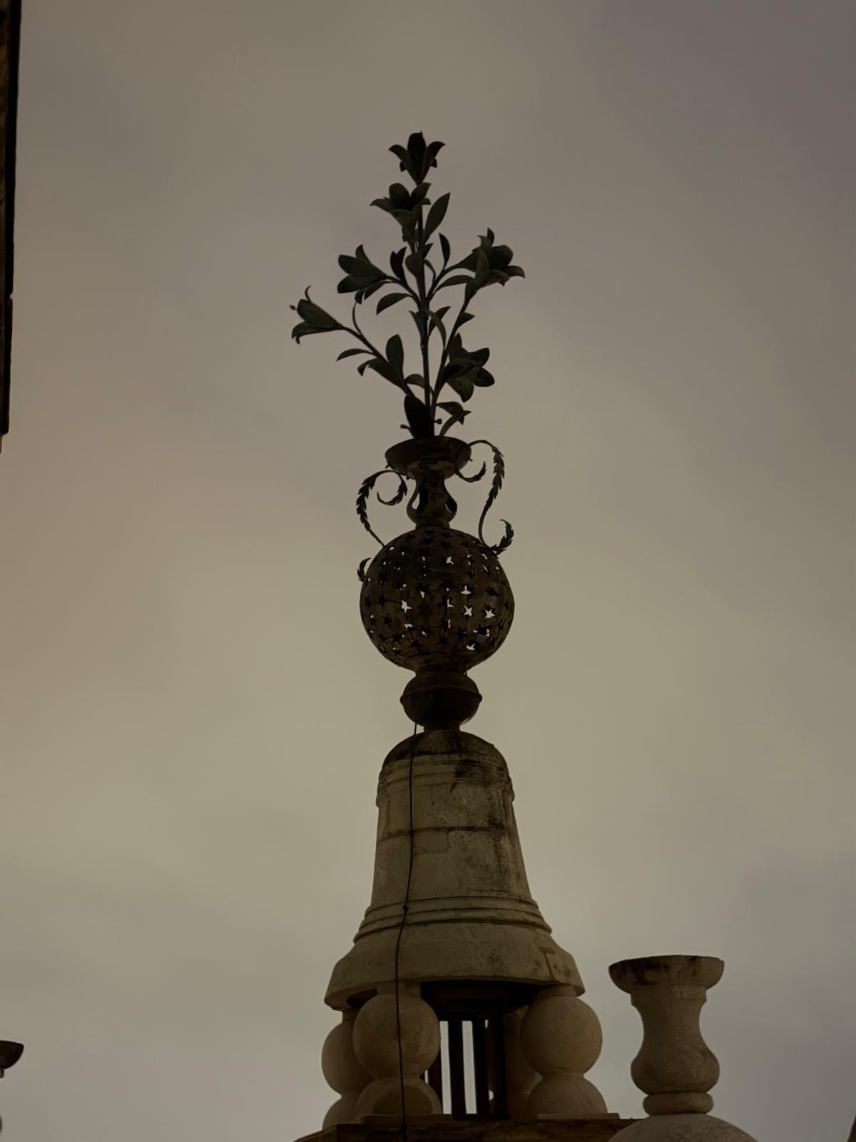 Imagen al detalle de una de las jarras de azucenas de la Giralda.