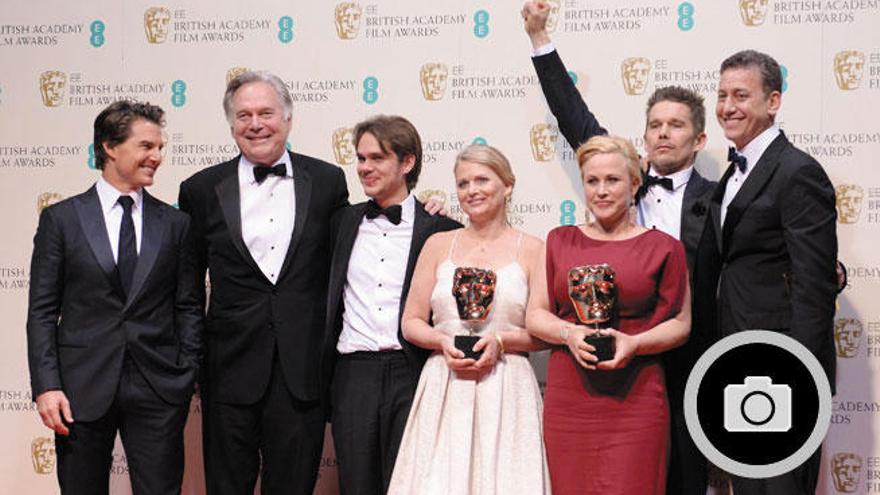 El elenco de &#039;Boyhood&#039; posa con algunos de sus Bafta.