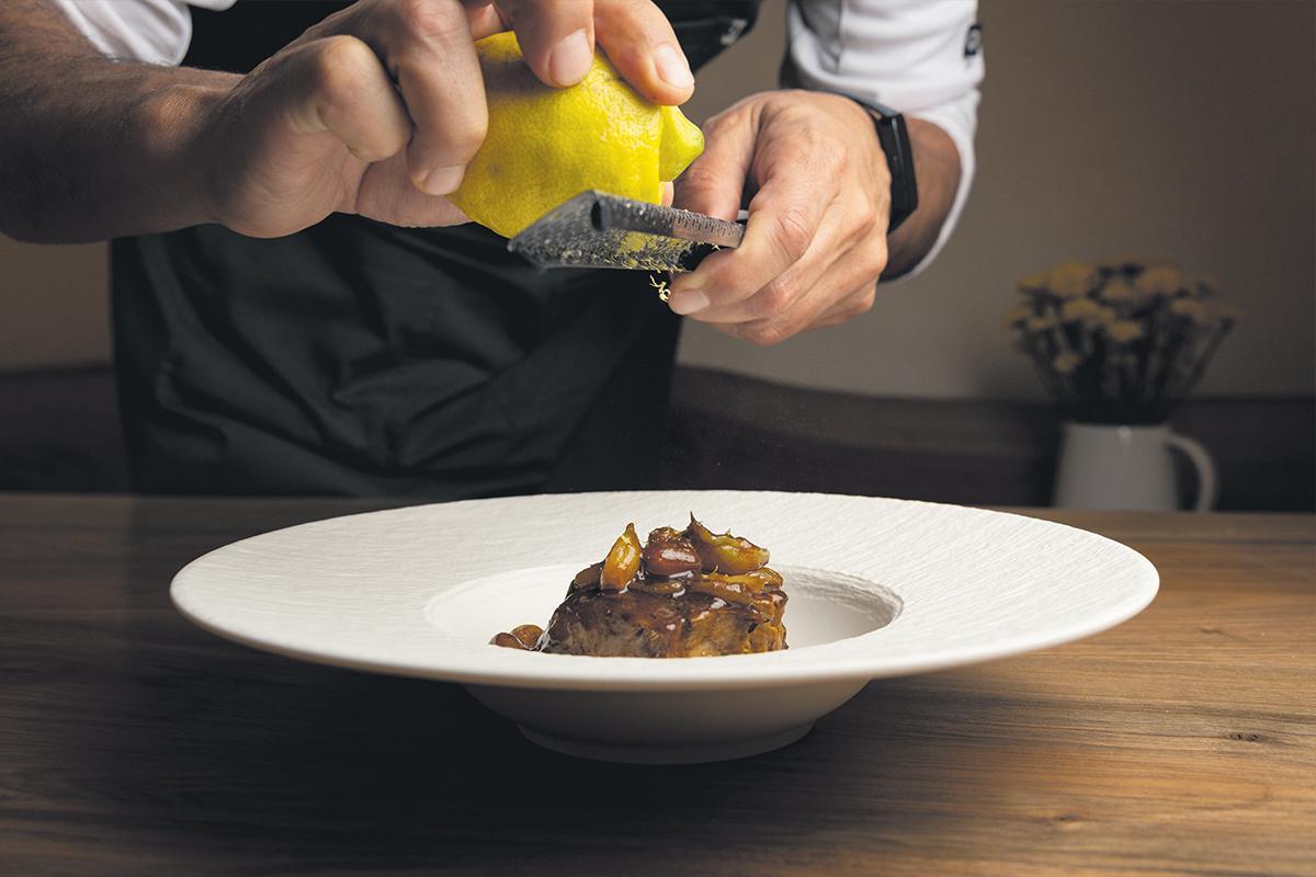 El chef finaliza un emplatado en Gurisa