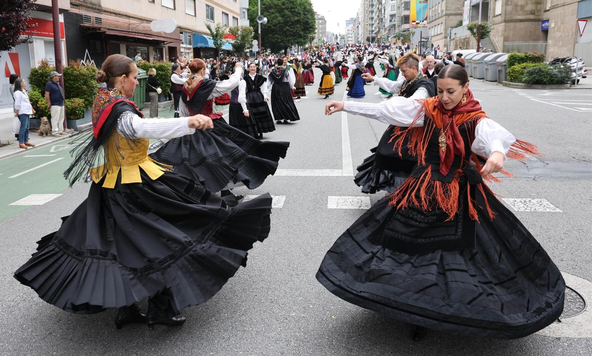 Vigo baila «al compás de una muiñeira»