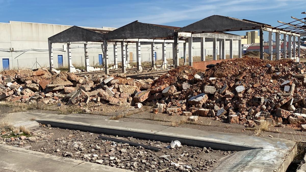 Estado actual de la parcela, con los ripios de la demolición del matadero.