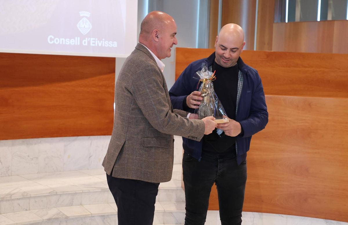 David Lorenzo (chaqueta azul) recoge uno de los reconocimientos especiales de 'Ibiza Sabors 2026'.