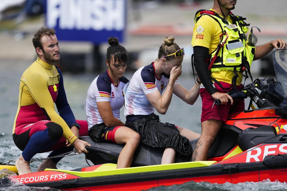 Carolina Garcia y Sara Ouzande son rescatadas tras volcar su kayak en la final K2 500 de los Juegos Olímpicos en el Vaires-sur-Marne Nautical Stadium en Vaires-sur-Marne. Carolina Garcia y Sara Ouzande son rescatadas tras volcar su kayak en la final K2 500 de los Juegos Olímpicos en el Vaires-sur-Marne Nautical Stadium en Vaires-sur-Marne.