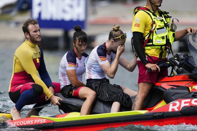 Carolina Garcia y Sara Ouzande son rescatadas tras volcar su kayak en la final K2 500 de los Juegos Olímpicos  en el Vaires-sur-Marne Nautical Stadium en Vaires-sur-Marne.