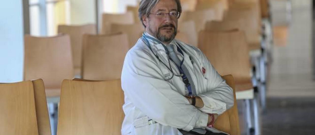 El doctor Álvaro Rodríguez-Lescure, nuevo presidente de la Sociedad Española de Oncología Médica, en el Hospital General de Elche.