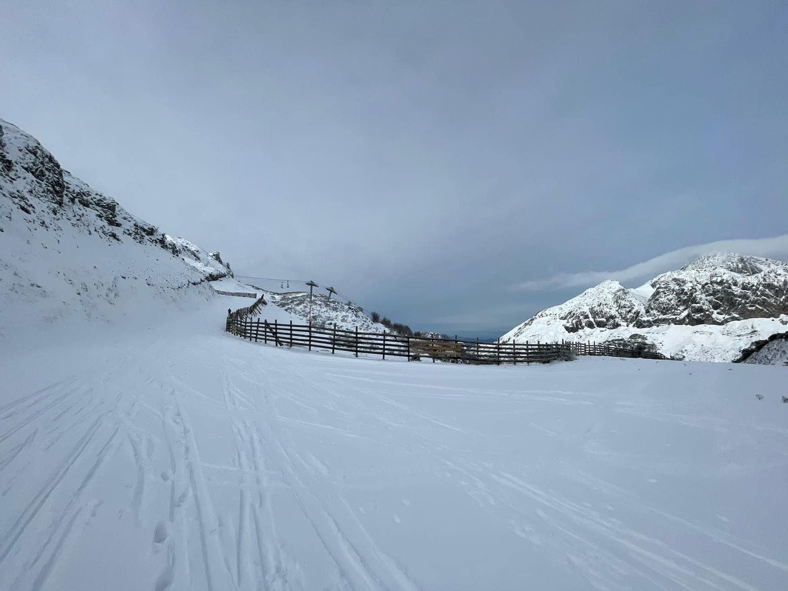 La nieve llega a la estaciones de esquí asturianas