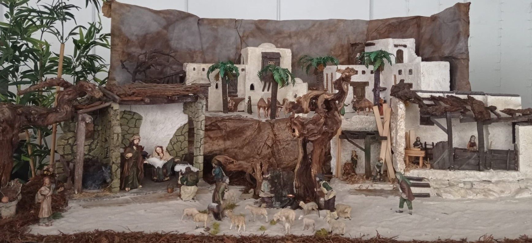 La Pola monta el gran belén: de las escenas con güevos pintos a los playmobil y portales "mineros"