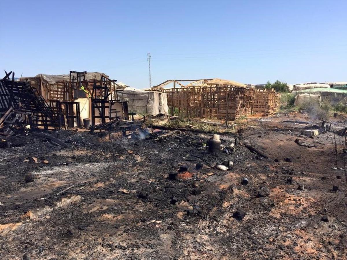 Incendio de un asentamiento de chabolas en Lepe. | Foto Europa Press18/04/2017 Incendio de un asentamiento de chabolas en Lepe. Un incendio ha arrasado unas 30 chabolas en un asentamiento donde en la actualidad viven unos 30 inmigrantes en Lepe (Huelva), que han tenido que ser desalojados por prevención. No obstante, no se han producido daños personales. ESPAÑA EUROPA ANDALUCÍA SOCIEDAD EUROPA PRESS/CONSORCIO PROVINCIAL DE BOMBEROS DE H  foto archivo incendio asentamiento chabolas lepe