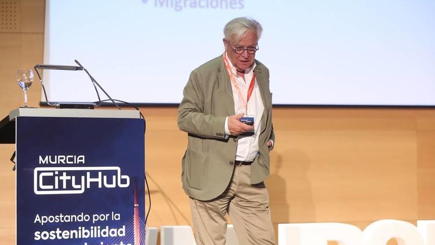 Joan Clos: &quot;El  reto global más importante es evitar una tercera guerra mundial&quot;