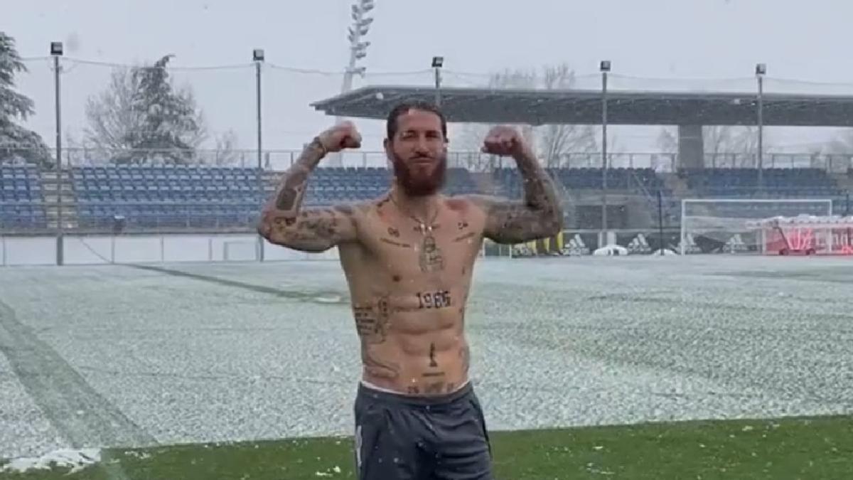 Sergio Ramos disfruta de la nieve sin camiseta