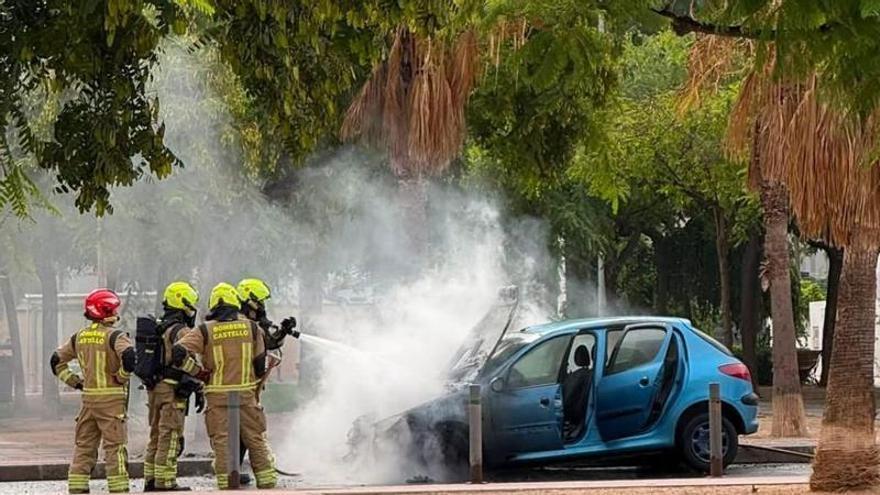 Un coche se incendia a plena luz del día en el Grau de Castelló