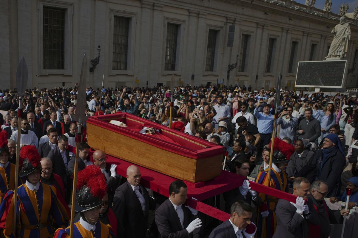 El trasllat del fèretre del papa Francesc a la basílica de Sant Pere, en imatges