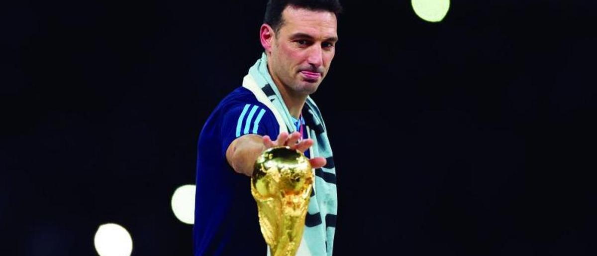 Lionel Scaloni acaricia la Copa del Mundo tras conquistar el título en Qatar.