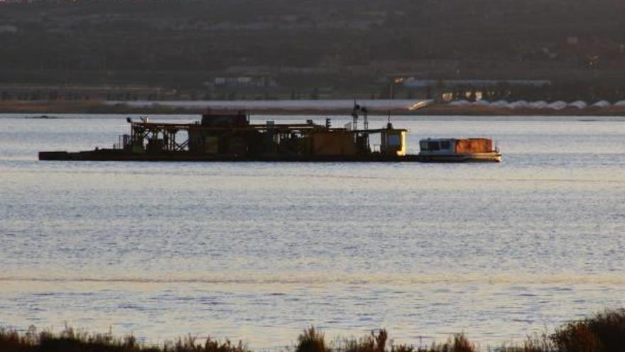Imagen de la plataforma de extracción de sal en la laguna de Torrevieja.