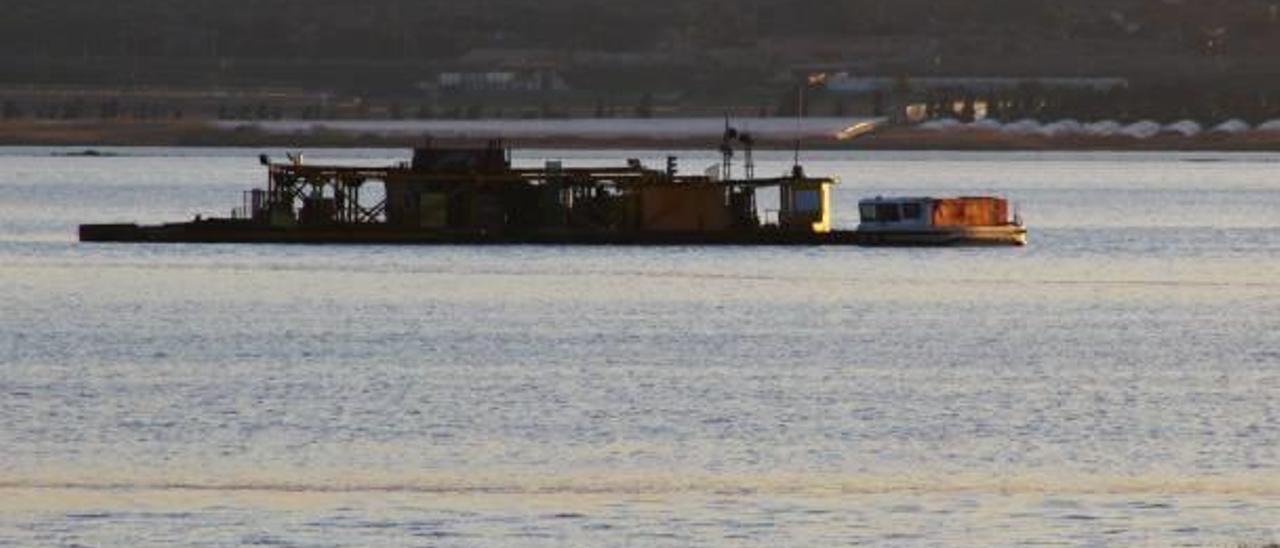 Imagen de la plataforma de extracción de sal en la laguna de Torrevieja.