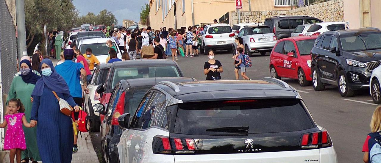 Una imagen de la entrada del colegio Es Puig de Lloseta, ayer por la mañana.