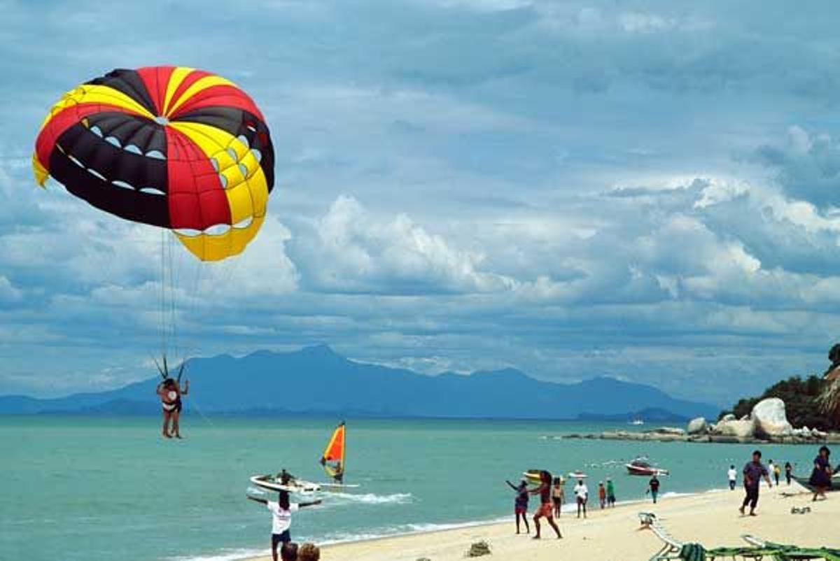 Paracaidismo acuático en la playa Batu Feringgi en la isla de Penang.