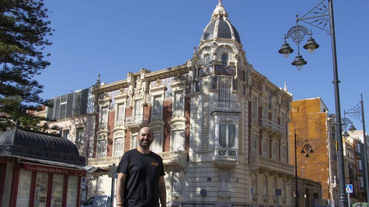 Ángel Rodríguez, guía del MURAM en el Palacio de Aguirre.