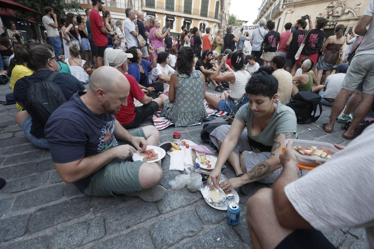 El Col·lectiu Brunzit llama a cenar de pie en la plaza de Cort para protestar por el veto de Cort a su Sopar a la Llesca