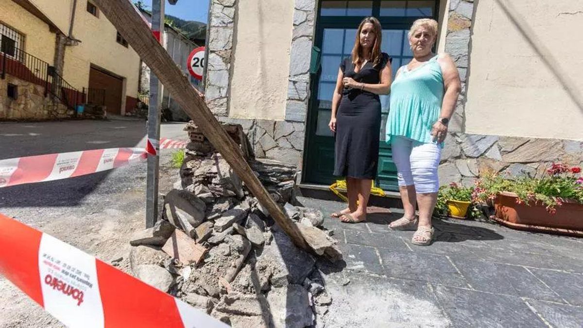 Por la izquierda, la alcaldesa, Gemma Álvarez, y la teniente de alcalde, Isabel Villar, ante el muro derribado por Marcos Rodríguez.