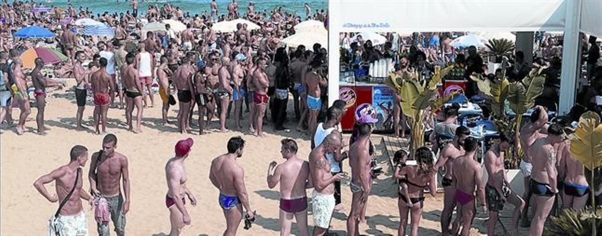 AGENDA A BCN. A dalt,i d’esquerra a dreta, unade les nombroses festes nocturnes, a Razzmatazz. Pis turístic ocupatper gais tota la setmanaa l’Eixample, clients ala perruqueria TönVangard i a Es Collection,al barri, dilluns passat. Ambient al xiringuitogai de la Mar Bella, punt de trobada oficial a les tardes,i entrenaments d’alguns participants al gimnàsDir Claris.