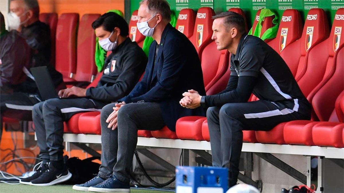 Miembros del 'staff' del Augsburgo con mascarilla en su banquillo Miembros del 'staff' del Augsburgo con mascarilla en su banquillo