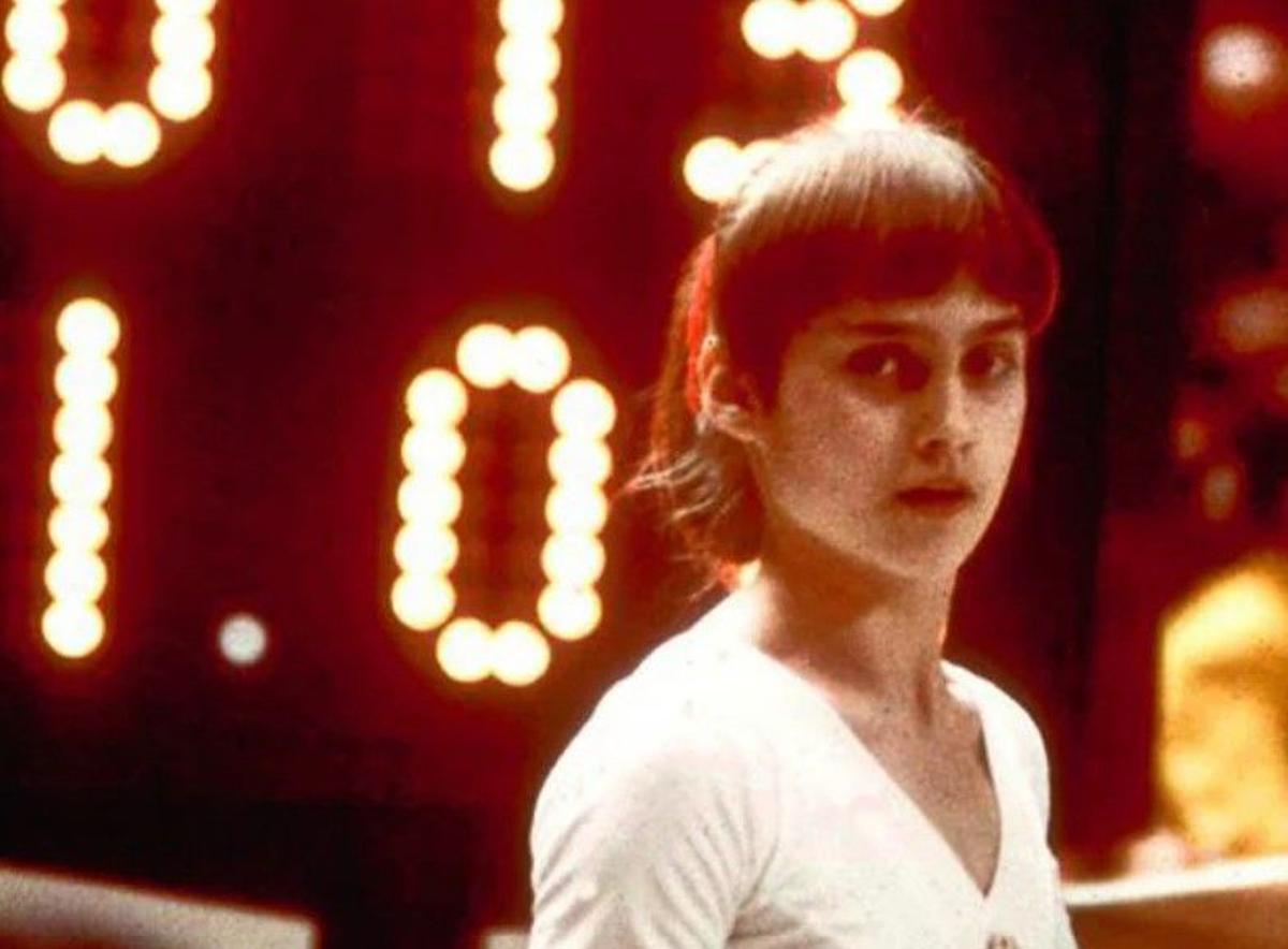 Nadia Comaneci, delante de los marcadores de Montreal-76, tras obtener un 10.