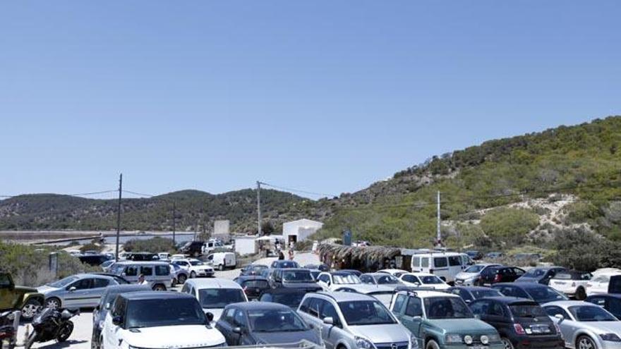 El aparcamiento se llena de vehículos desde primera hora de la mañana.