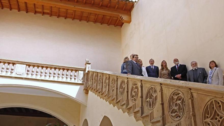 Los arquitectos Nicolau y las autoridades posan en la escalinata gótica el día de la inauguración del casal, en 2011.