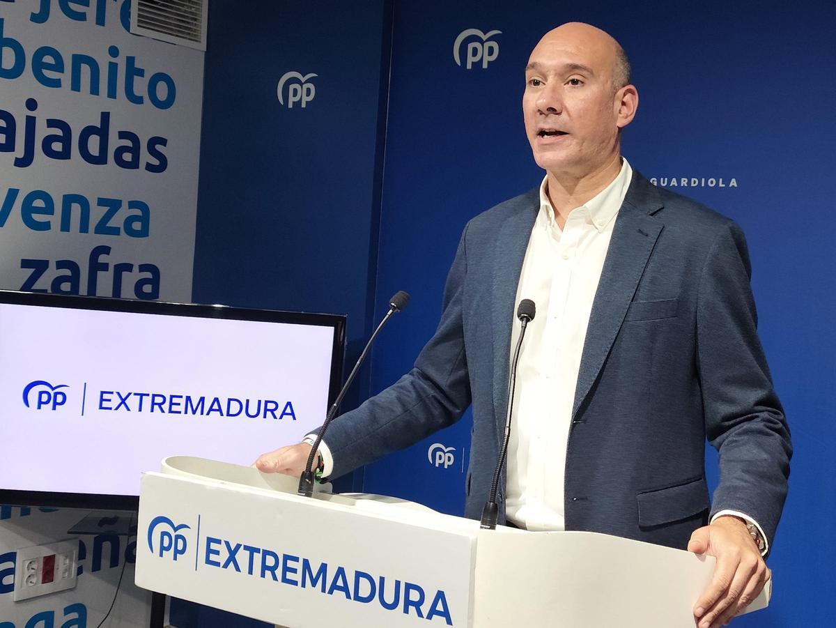 El portavoz del PP de Extremadura, José Ángel Sánchez Juliá, en una rueda de prensa en Mérida.