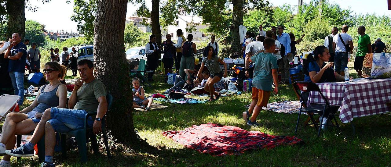 Familias de Meira en la Romería de Bronlle, que se celebra cada verano en terrenos de la Iglesia. | // G.N.