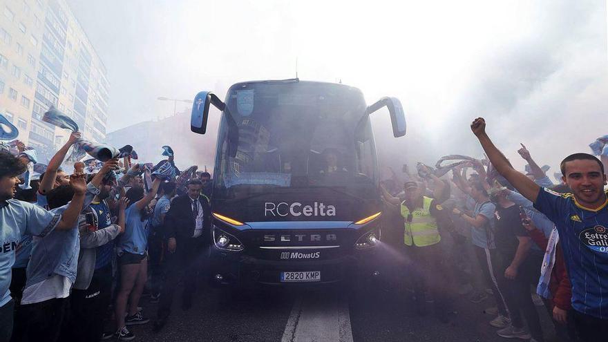 Los aficionados del Celta reciben el autobús con los jugadores a su llegada al estadio de Balañidos.