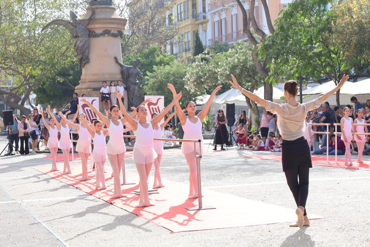 Todas las imágenes de la clase celebrada por el Convservatori de Ibiza en el Dia de la danza en Vara de Rey