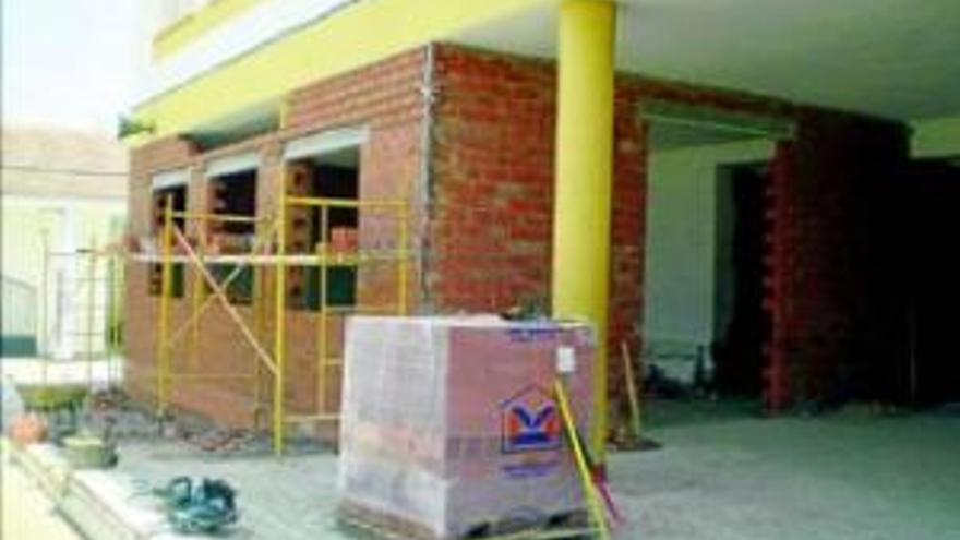 El colegio San Roque construye un porche y un aula de Primaria