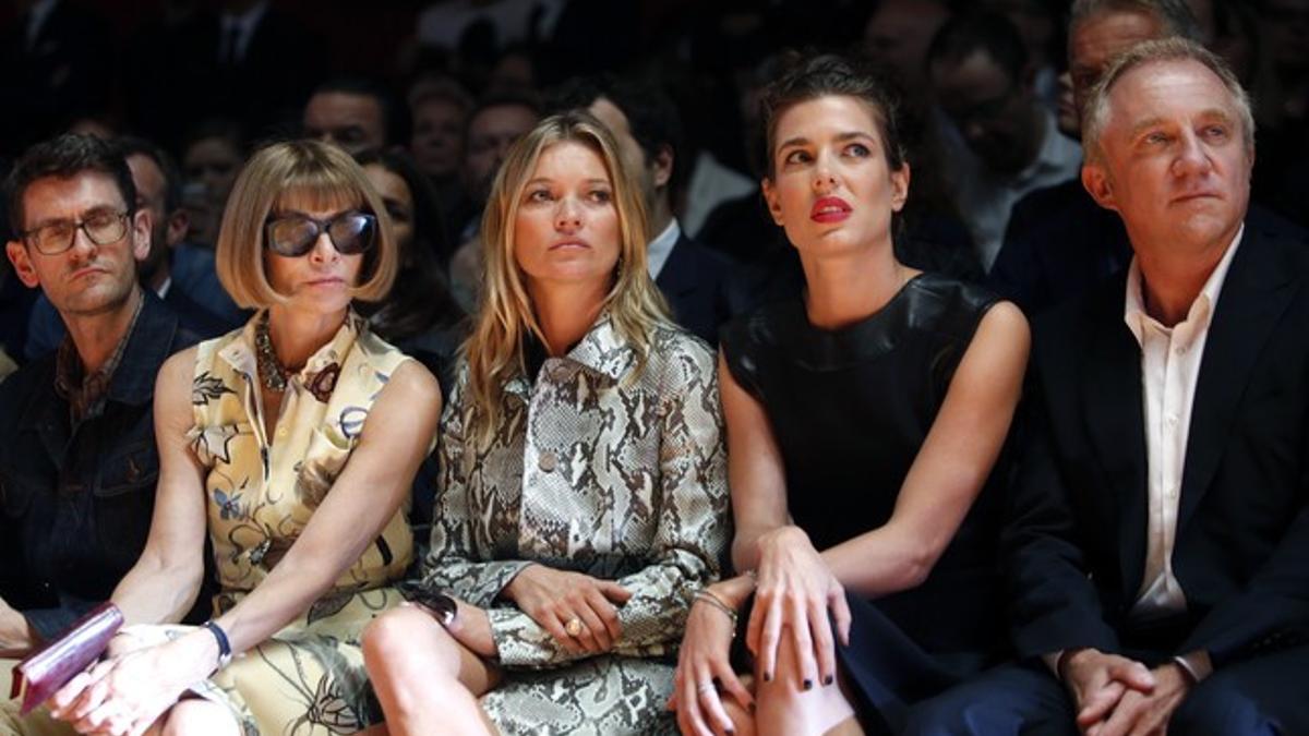 La editora de 'Vogue USA', Anna Wintour, la modelo Kate Moss junto a Carlota Casiraghi, en el desfile de Gucci.Carlota Casiraghi, en la semana de la moda de Milán. 