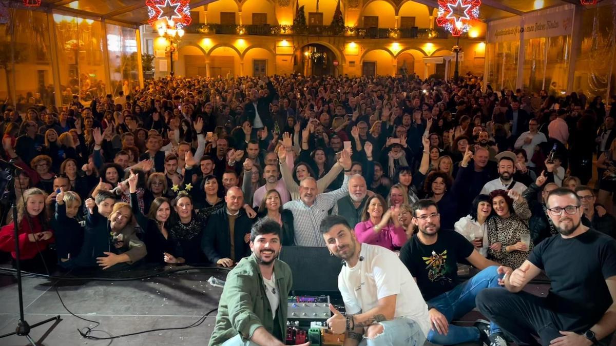 Cientos de personas en la carpa de la Navidad durante la pasada Tardevieja.