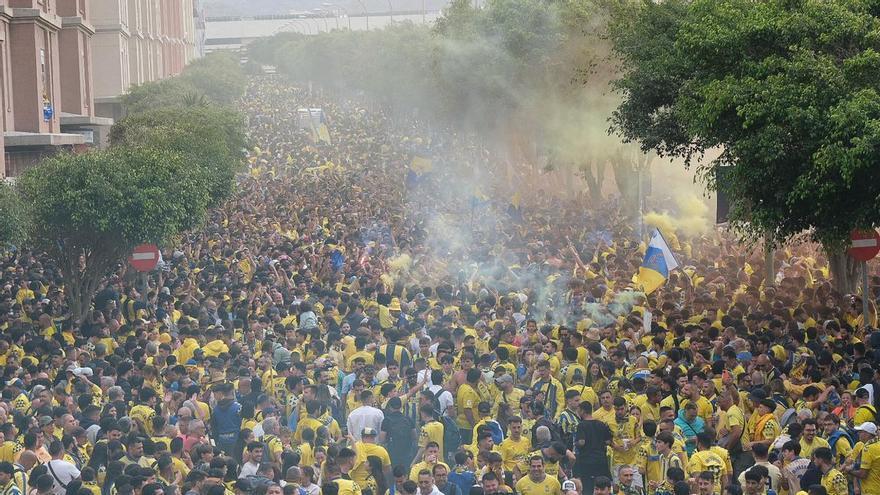 UD Las Palmas: bajada de la guagua por Fondos de Segura